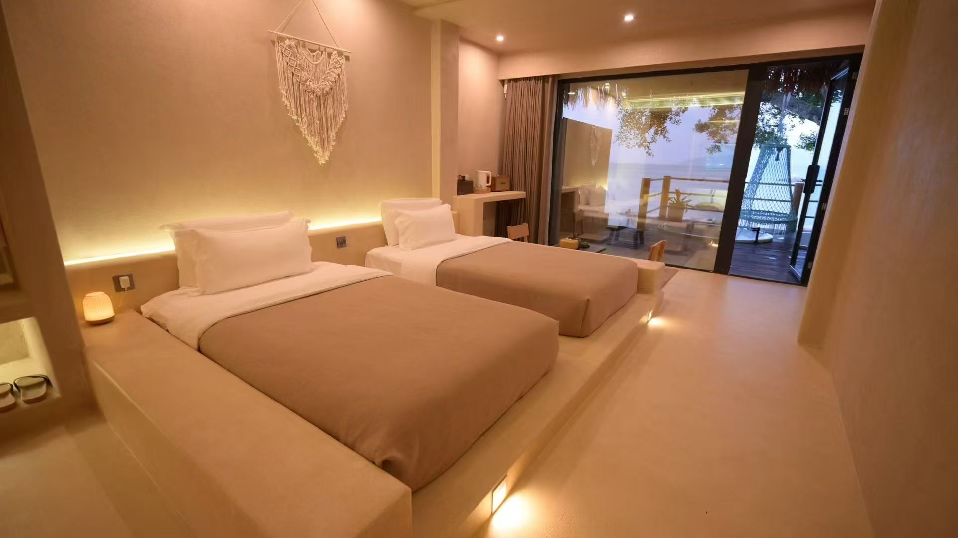 百適涂案例|無(wú)機(jī)石灰石涂料：邂逅惠州三洲島的沉浸式巖質(zhì)生態(tài)旅宿